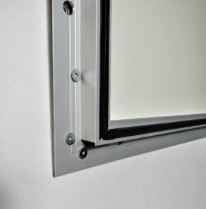 Profil wewnętrzny w gablocie informacyjnej