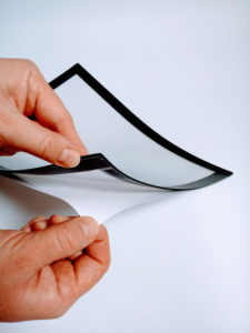 Przed użyciem ramki należy ściągnąć białą folię