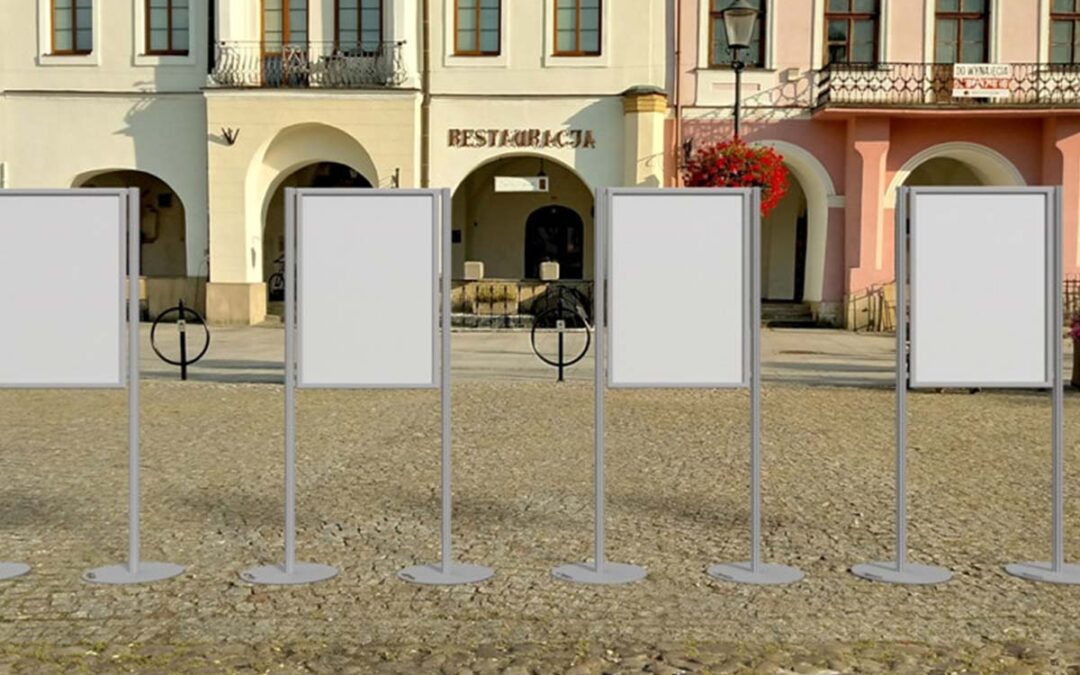 Plenerowa ścianka wystawiennicza jako forma reklamy zewnętrznej. Dlaczego warto?