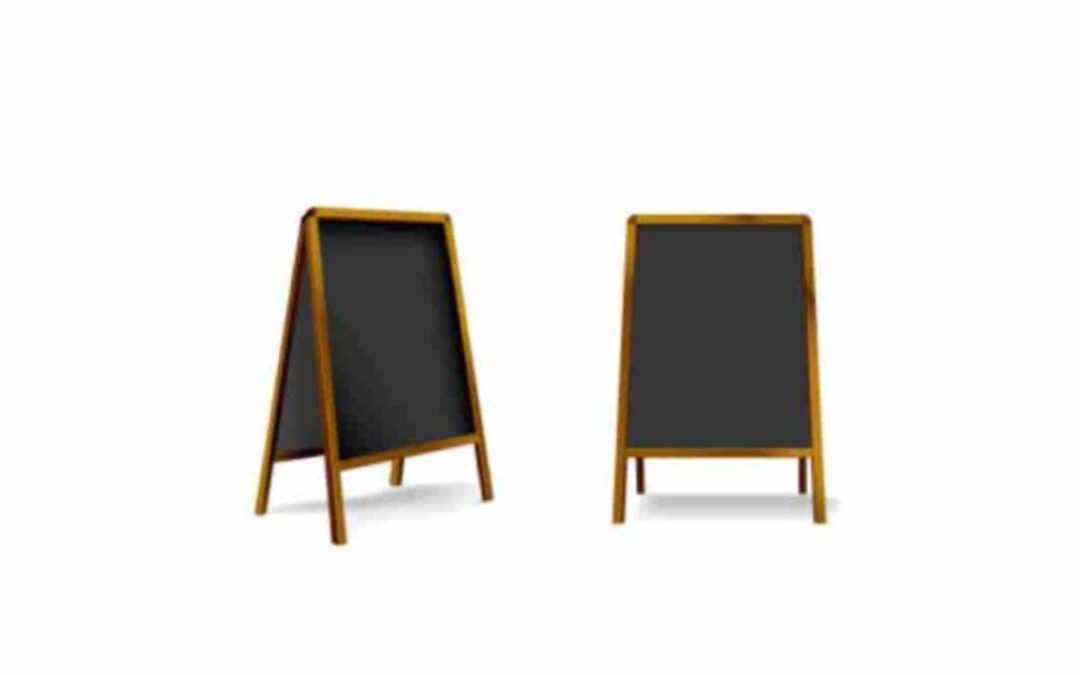 Stojaki i tablice z drewna czyli przepis na eko-reklamę