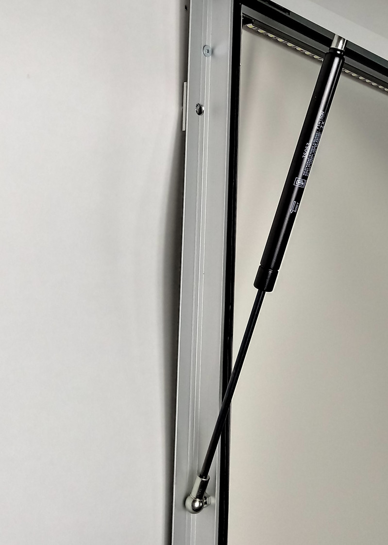 Spręzyna gazowa w gablocie